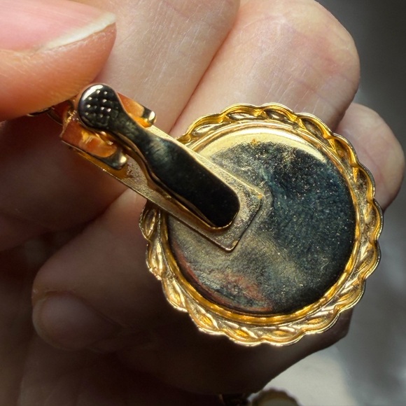 Vintage Faux Pearl & Gold Tone Sweater Guard Cardigan Clip - Picture 8 of 9